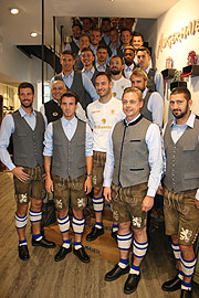 TSV 1860 München - Einkleidung mit Lederhose in cooler Löwen-Optik und Wiesn Outfit am 11.09.2017 bei Trachten Angermaier